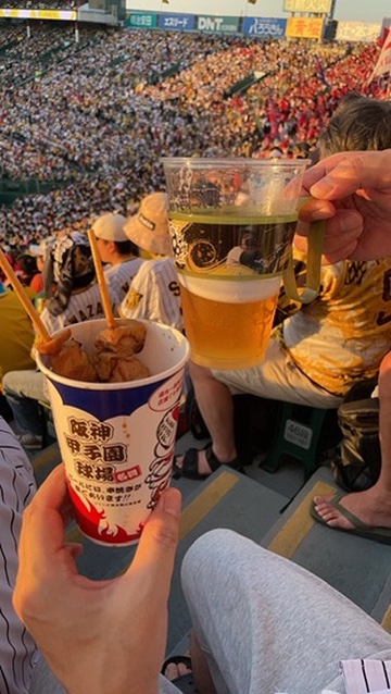ジャンボ焼鳥屋の甲子園名物 鶏づくしセットとビール