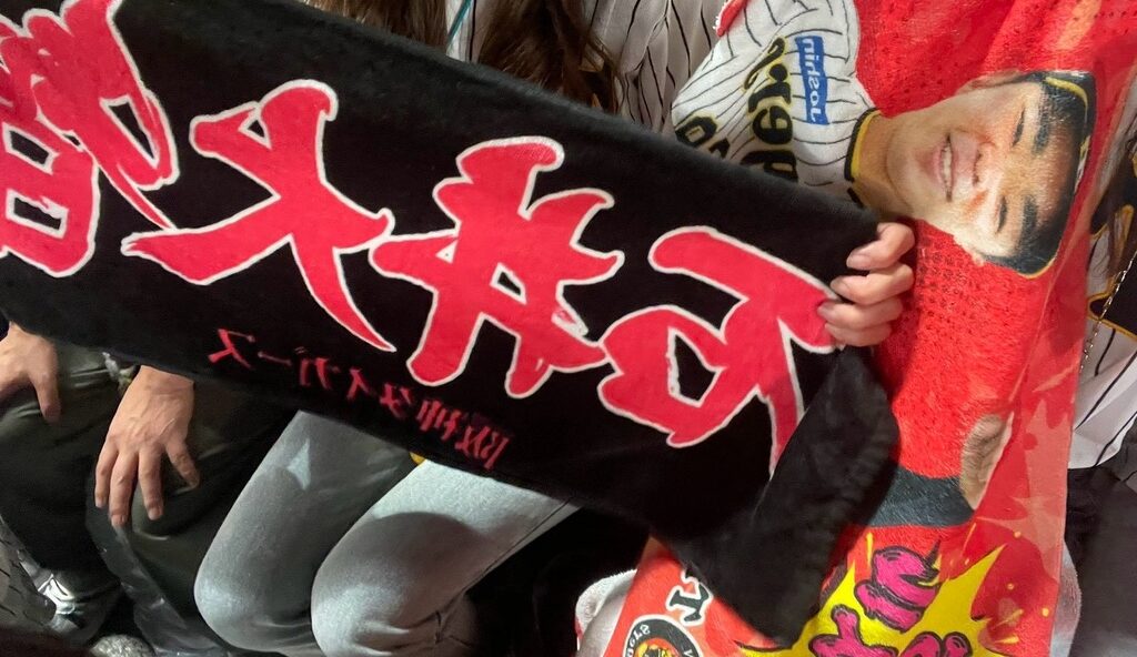 タイガース外野2階中央ショップのグッズ棚