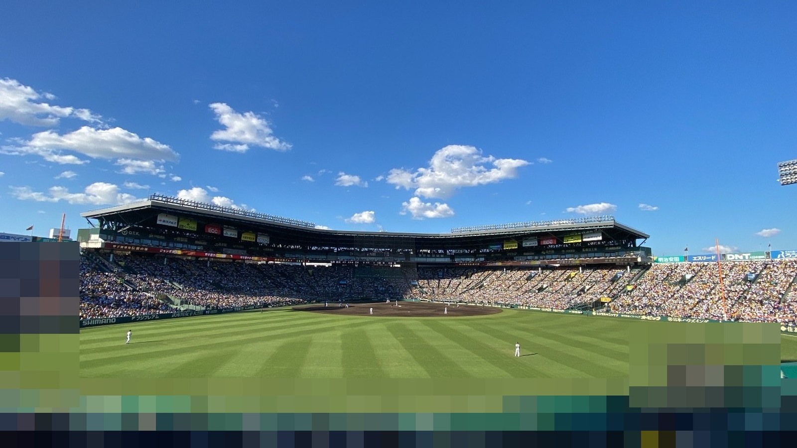 2024年クライマックスシリーズ ファーストステージ第2戦の甲子園球場。青空の下、満員のスタンドで観客が応援している