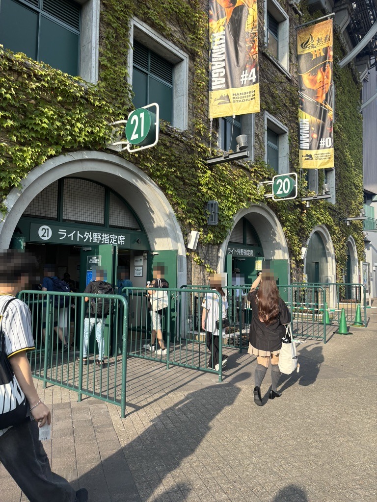 甲子園球場の21号門、ライト外野指定席の入口