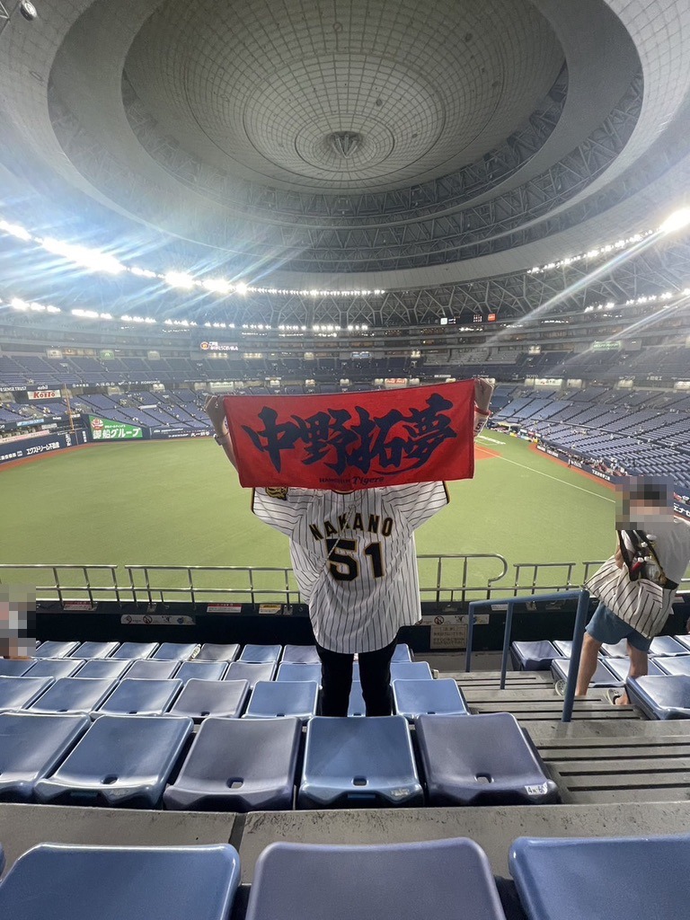 試合後のお客さんが帰った京セラドームで、中野拓夢選手のタオルを広げる後ろ姿