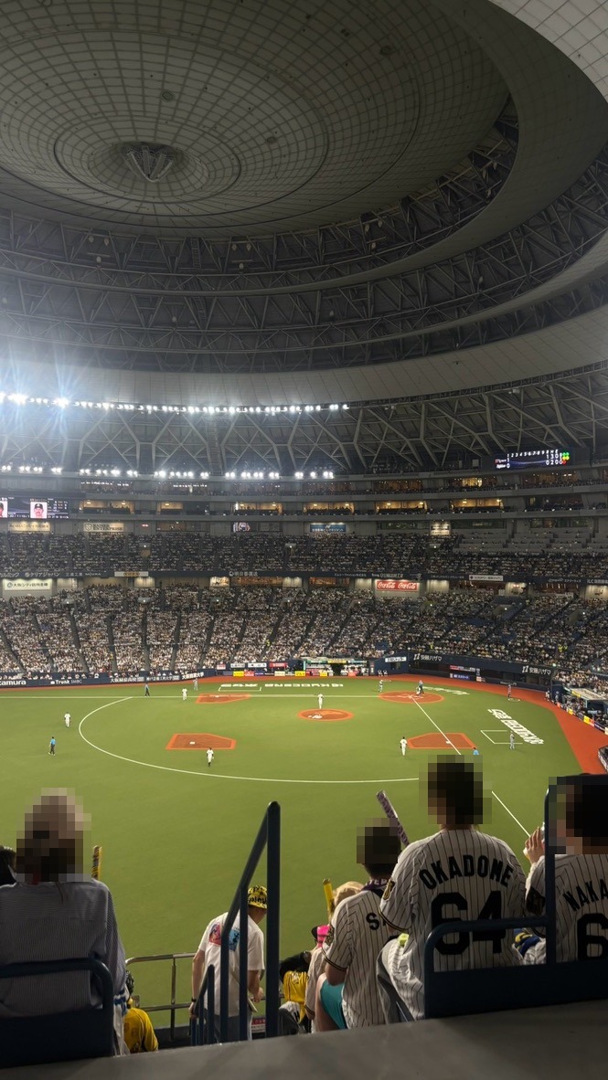 京セラドーム大阪の屋根と、試合中の球場全体