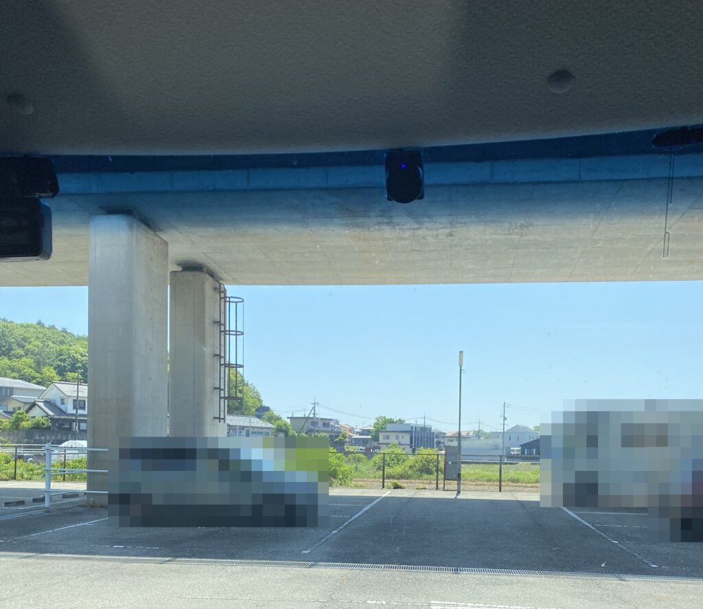 マスカットスタジアムの無料駐車場の、高速道路の高架下にある駐車スペース