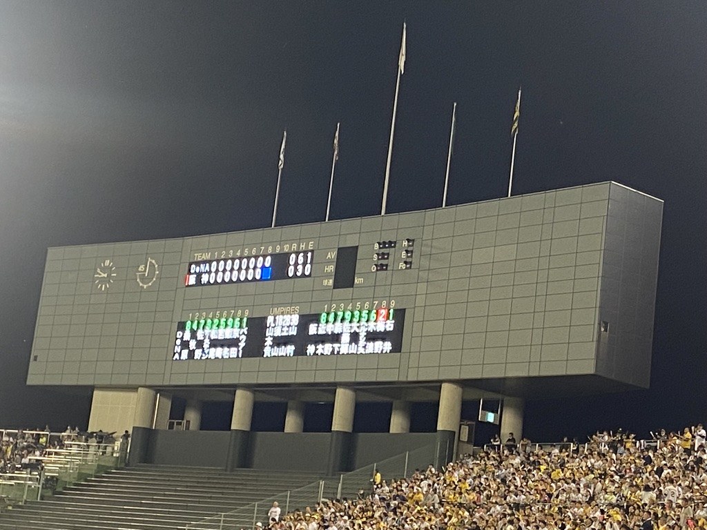 夜のマスカットスタジアムのスコアボードと、阪神ファンでいっぱいのスタンド