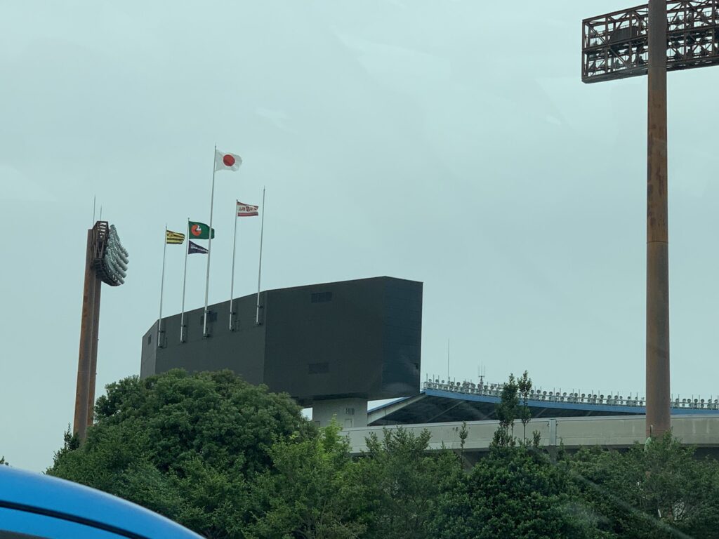 マスカットスタジアムの駐車場から見た球場とスコアボードの裏側