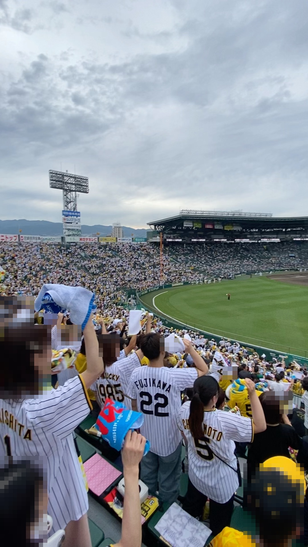 トラフェス2025の甲子園で、スタンドの阪神ファンがタオルを振る様子